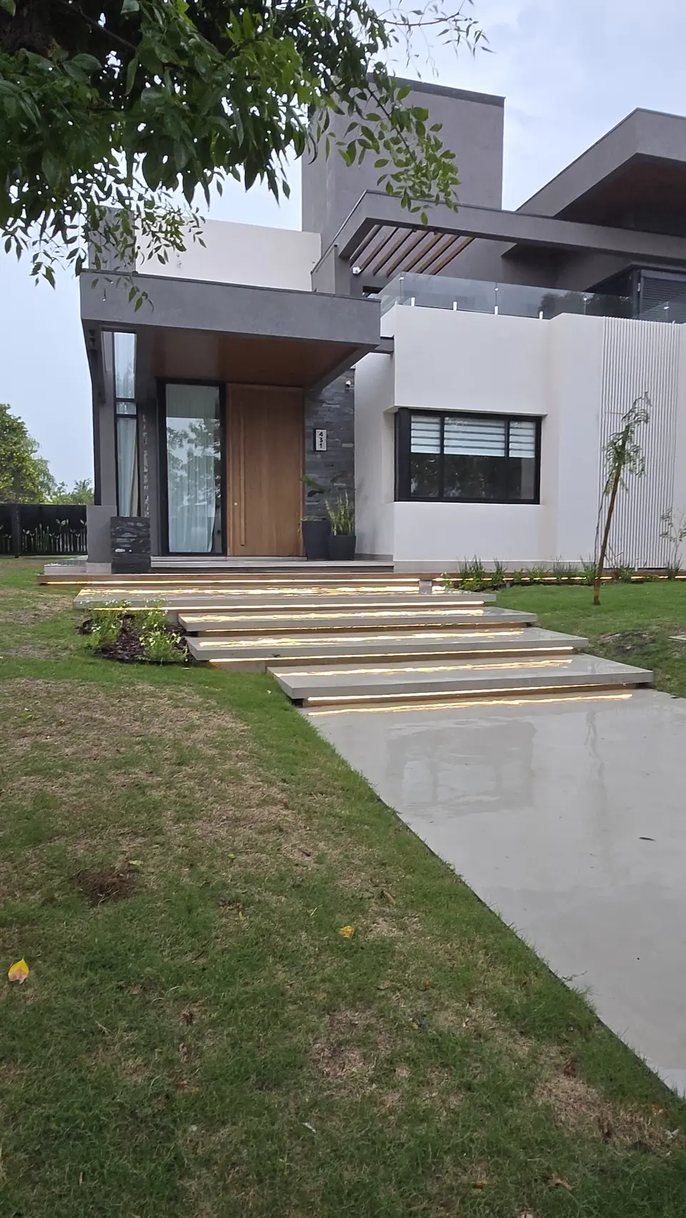 Fachada de la Casa San Isidro, con escalones de acceso iluminados por tira LED integrada en cada peldaño