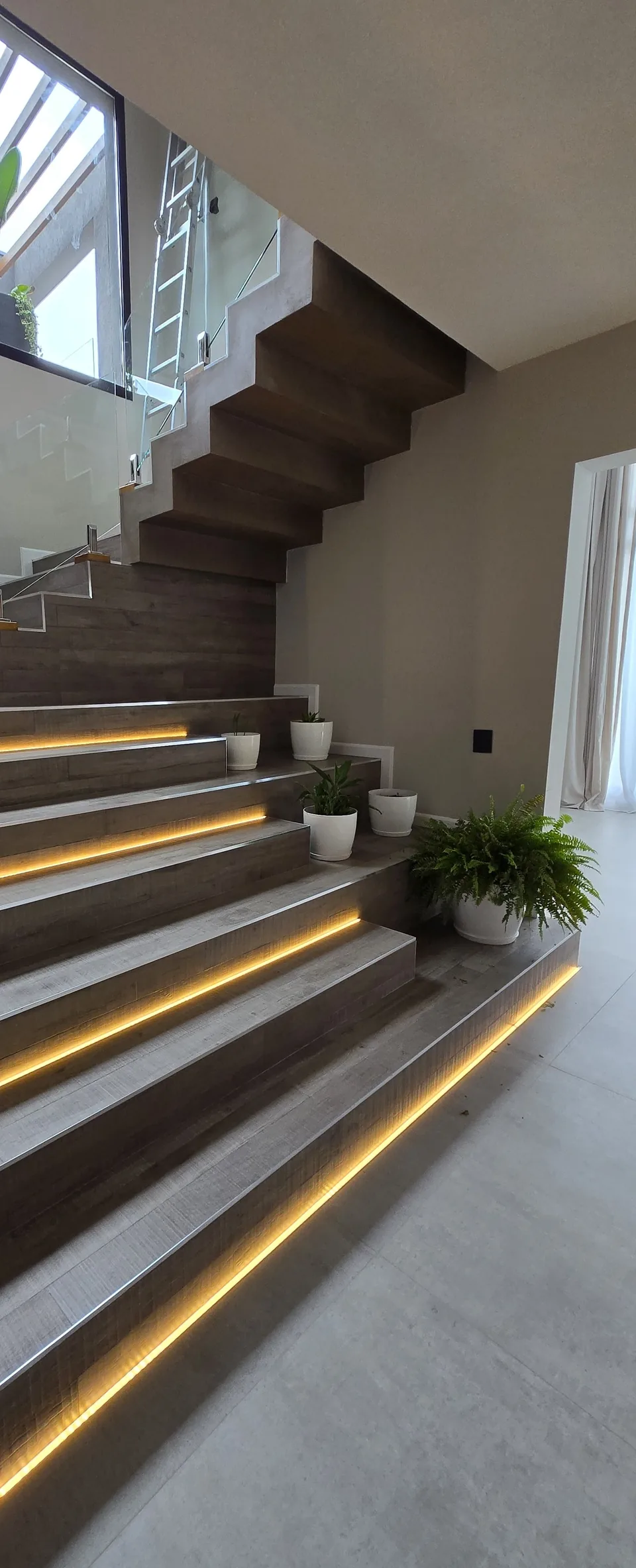 Detalle de la escalera de Casa San Isidro con tira LED integrada bajo cada escalón