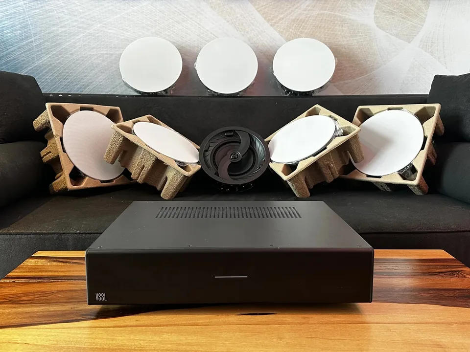 Amplificador multizona VSSL y parlantes de techo empotrables, listos para instalar en cielorraso