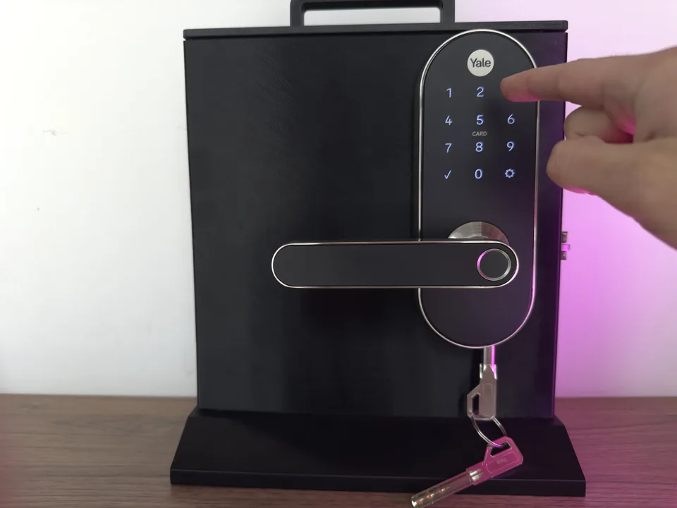 Detalle del teclado táctil Yale — apertura por huella, tarjeta o código