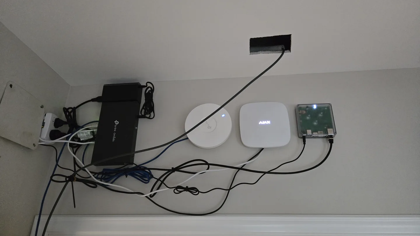 Equipamiento de domótica en un cielorraso técnico: access point, hub de alarma Ajax y controlador Home Assistant