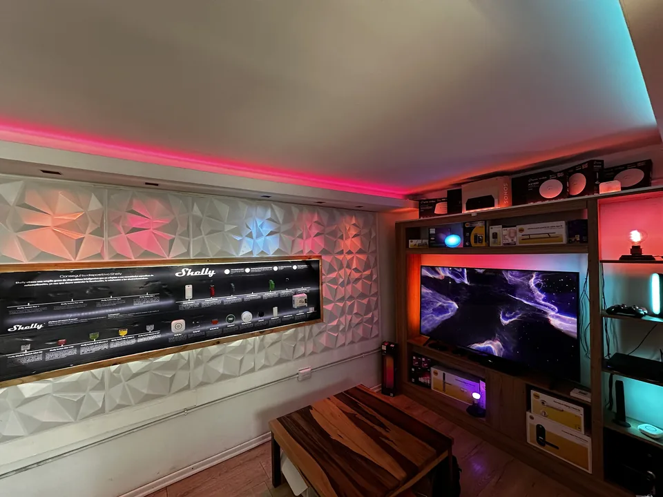 Showroom Nova Domus con dispositivos de iluminación RGB, parlantes y access points sobre estantería, integrados al mismo sistema