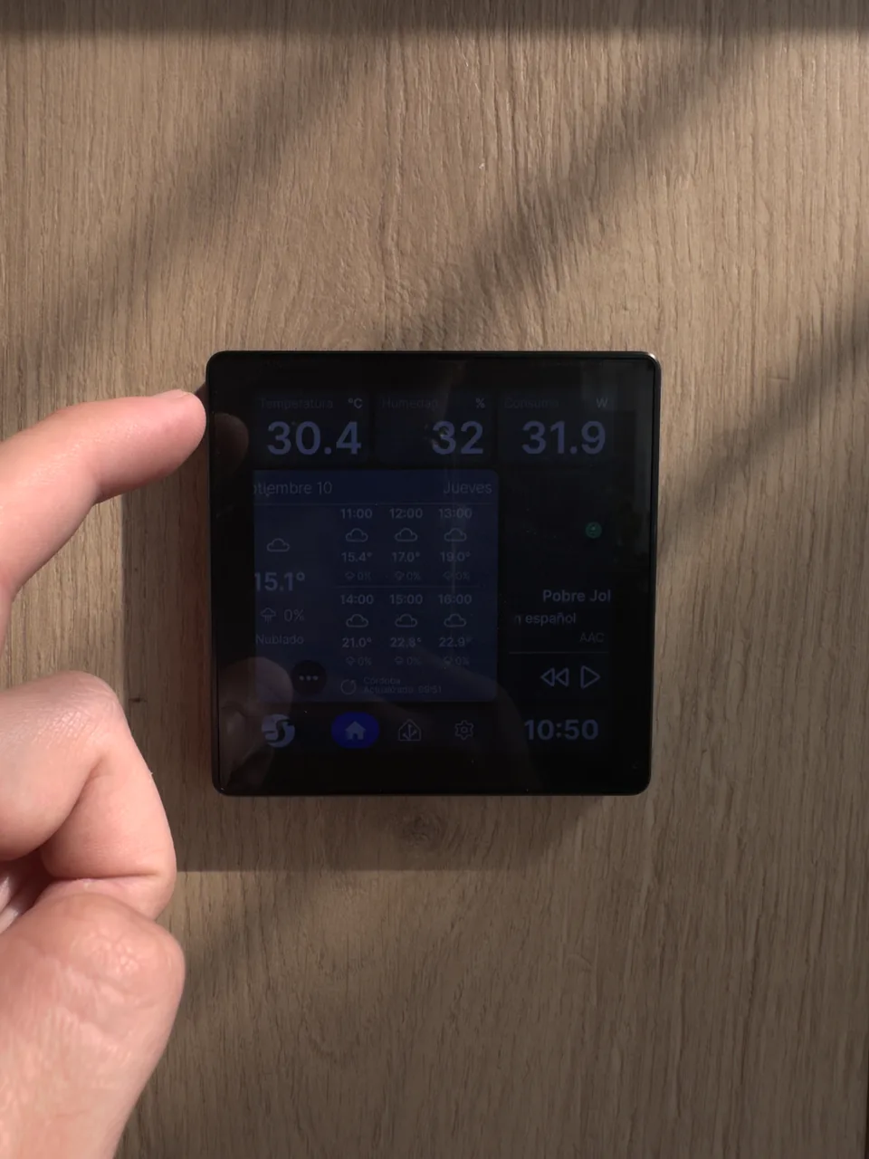 Panel de pared con temperatura, humedad y consumo eléctrico en tiempo real, control de clima integrado a la vivienda