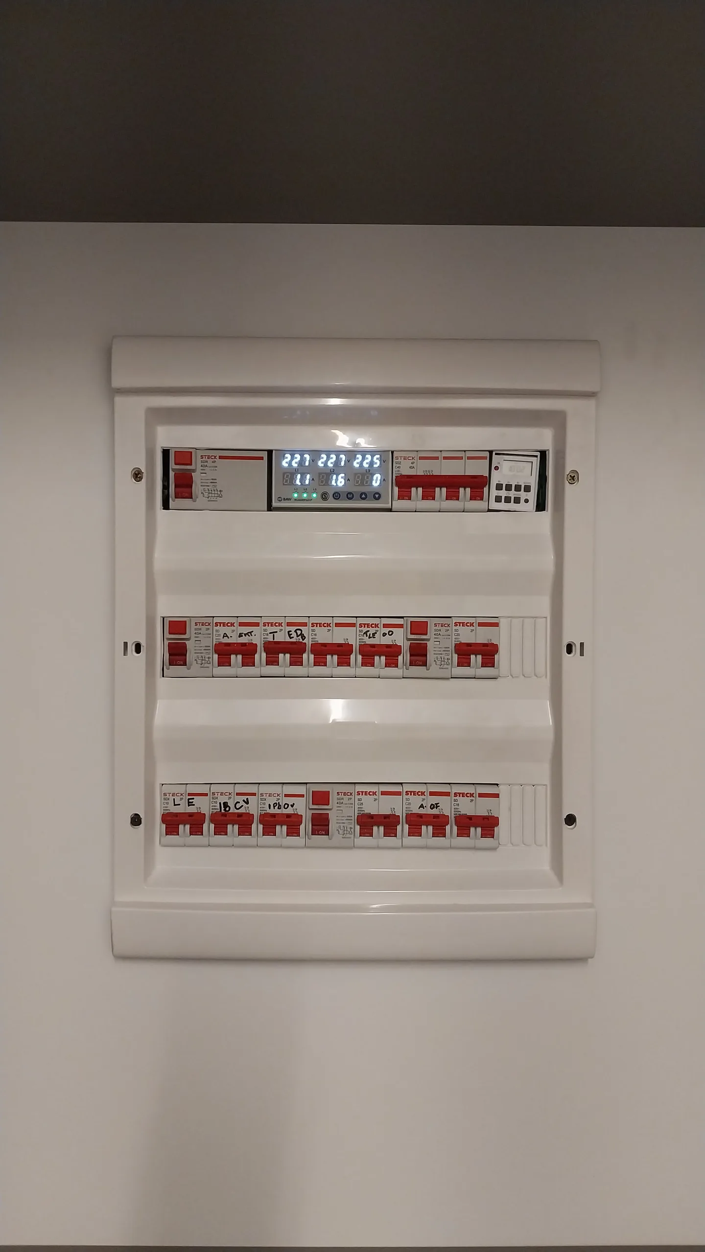 Tablero eléctrico con térmicas identificadas por circuito y medidor digital de tensión y corriente