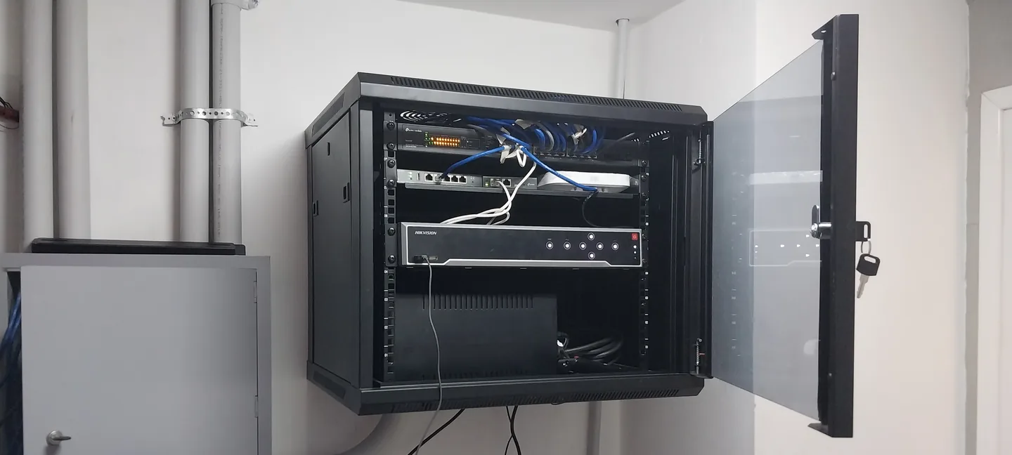 Rack de networking prolijo, con switch administrado TP-Link Omada y grabador Hikvision cableados