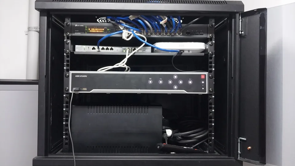 Rack de networking con switch administrado TP-Link Omada, access point y grabador Hikvision cableados