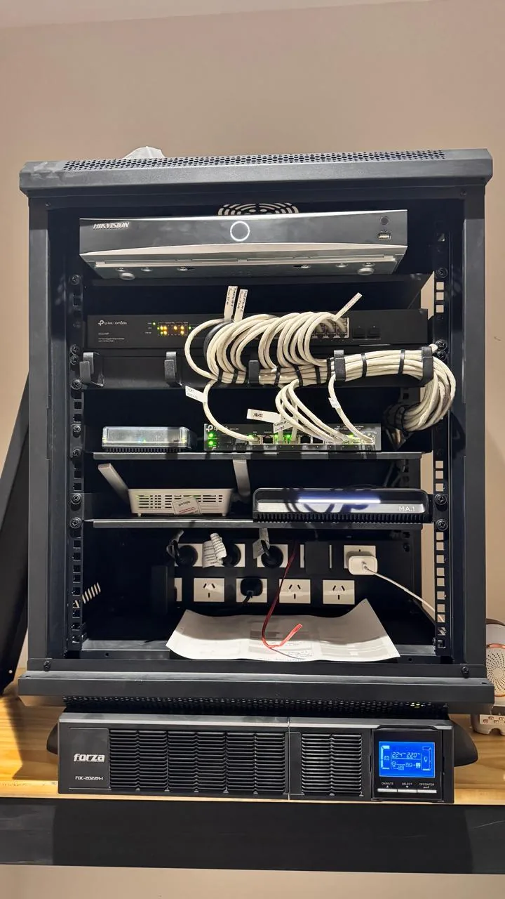 Cableado de red rotulado y prolijo, armado en banco antes de instalar el rack en su lugar definitivo
