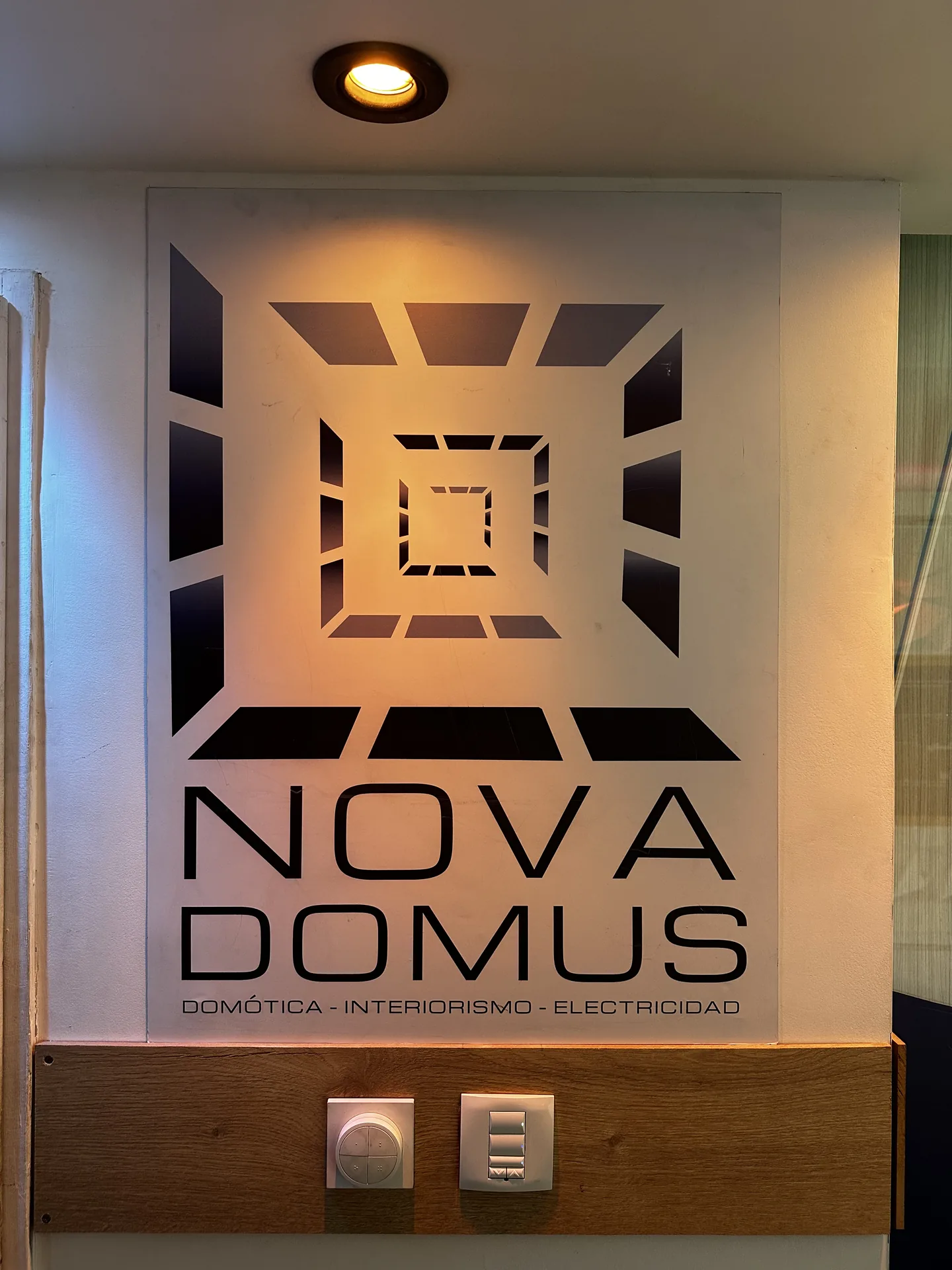 Isotipo de Nova Domus iluminado en la entrada del showroom
